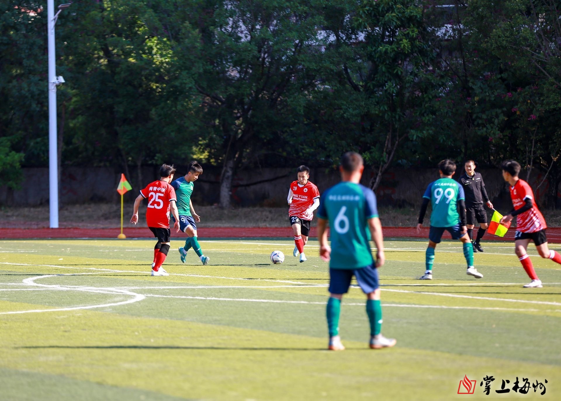 包含职业足球赛事战火激烈，球队实力有所提升的词条