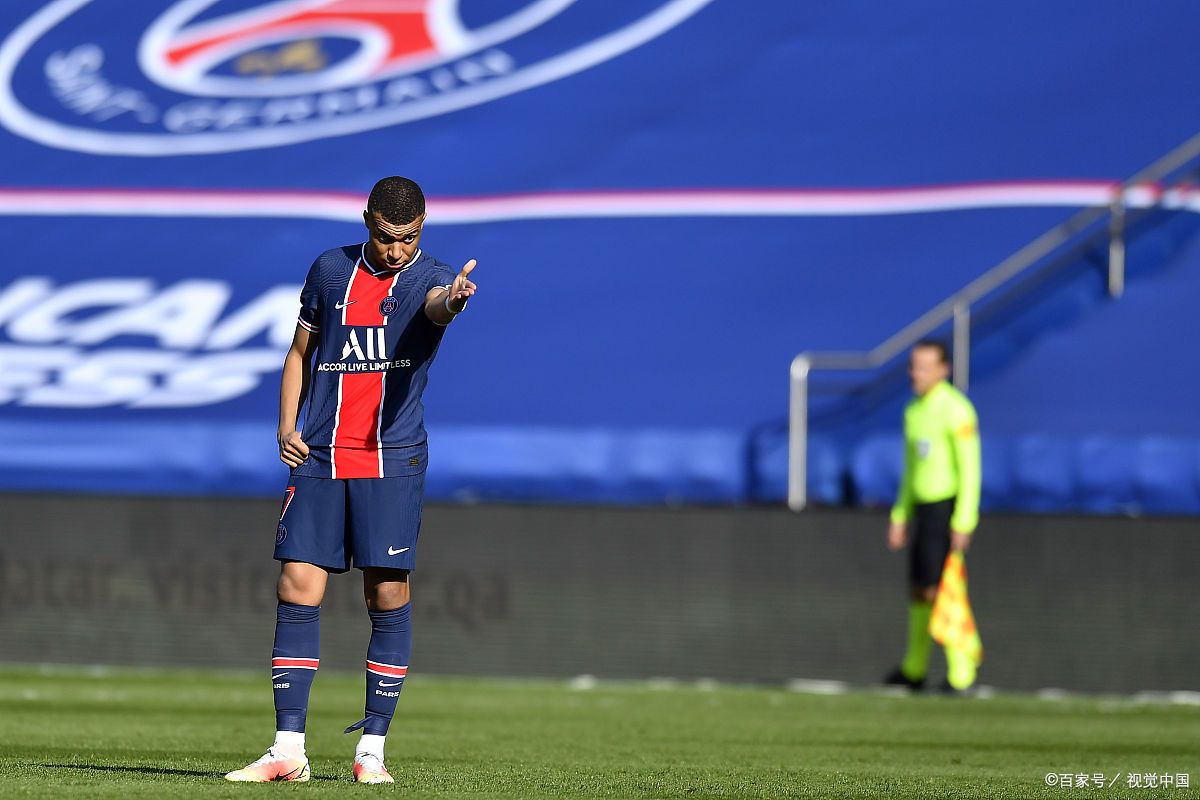 法国球员身手敏捷，赛场上屡建奇功