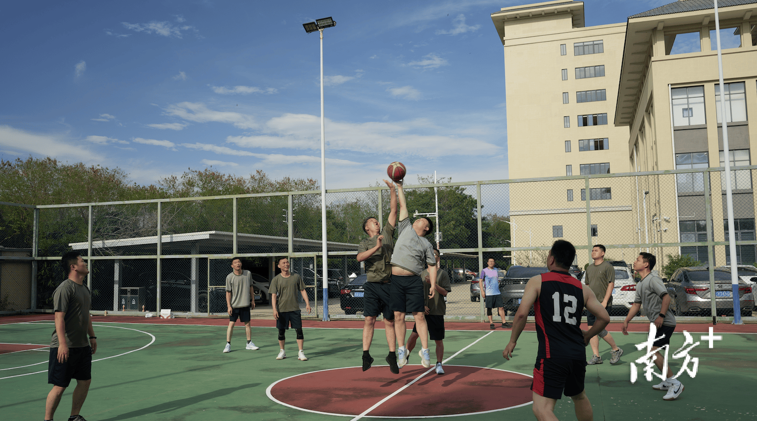 包含球员训练场上竞技火热，精彩瞬间不容错过的词条
