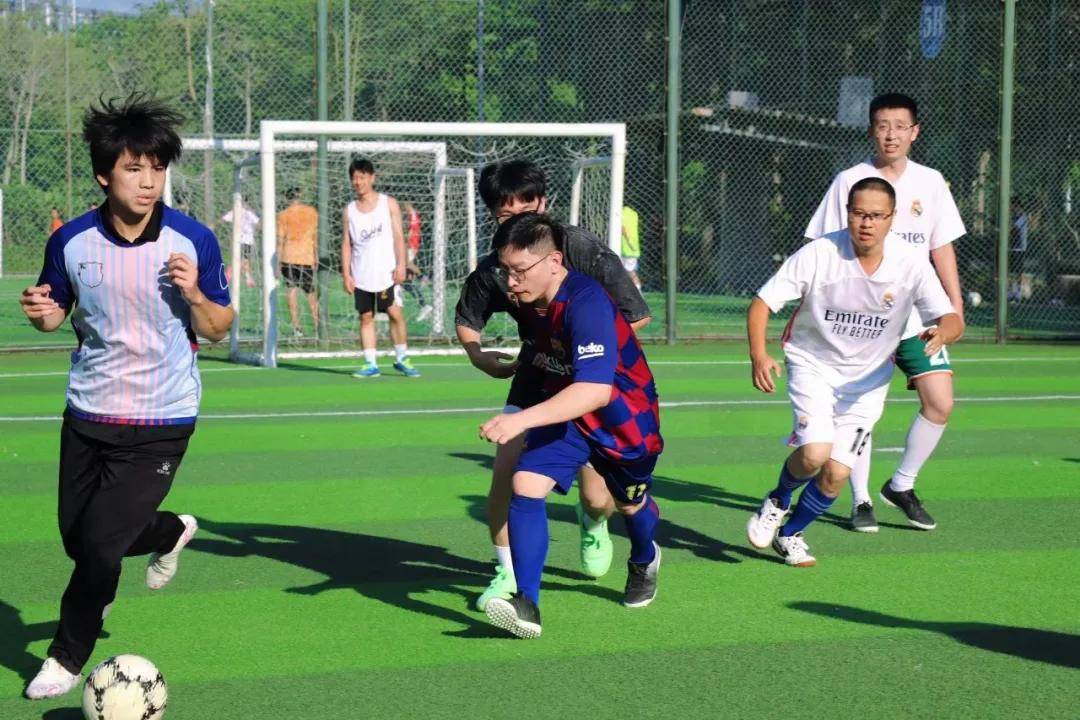 比赛中球员们展现出顽强斗志