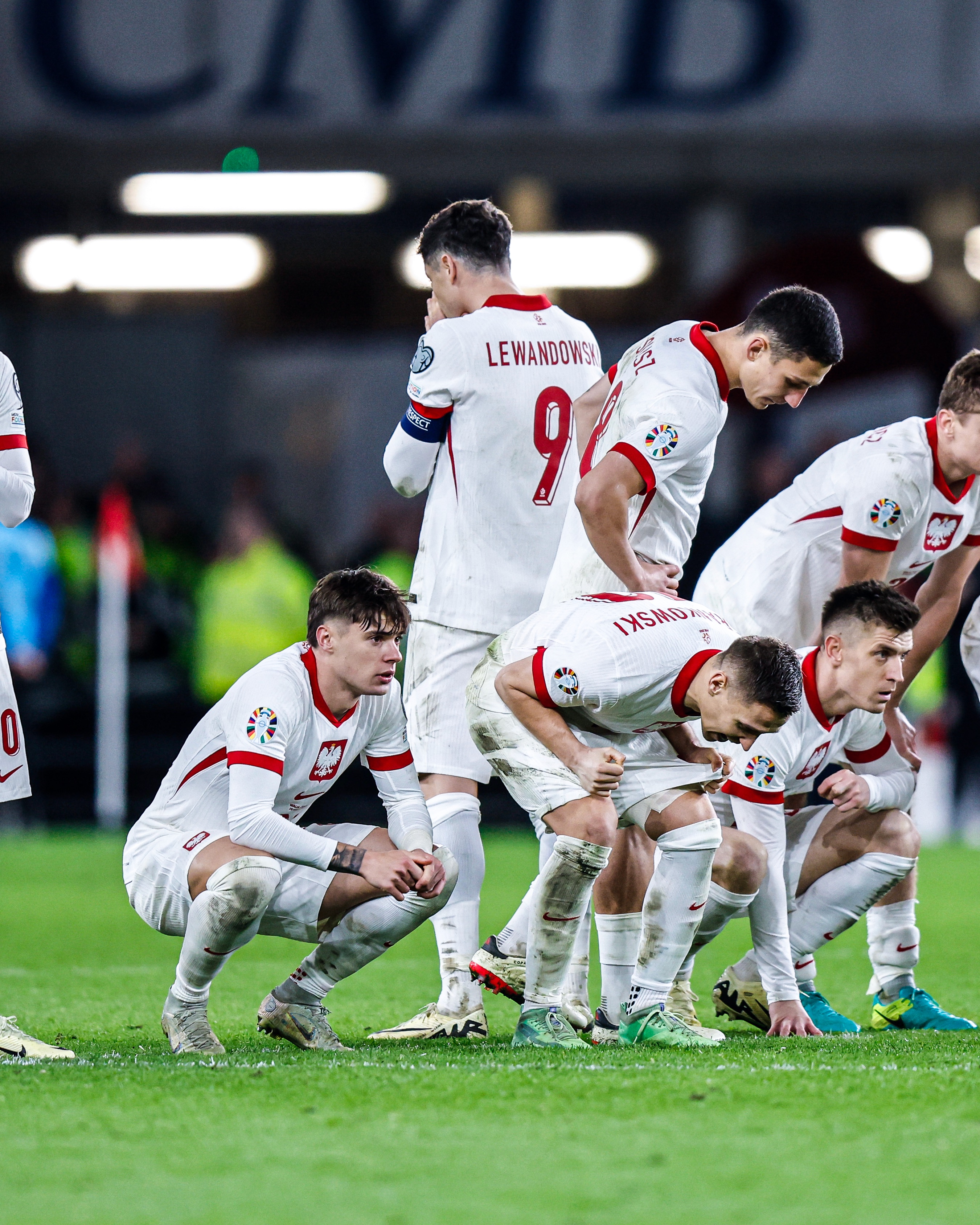 包含欧洲国家队比赛精彩纷呈赢得观众喝彩的词条