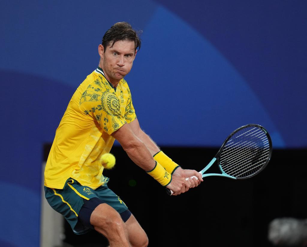 -比赛中一位老将球员展现出领导作用