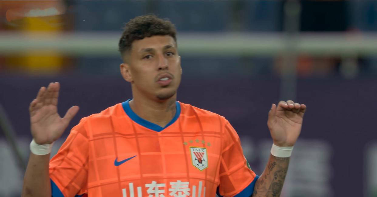 比赛中一位老将球员展现出领导作用