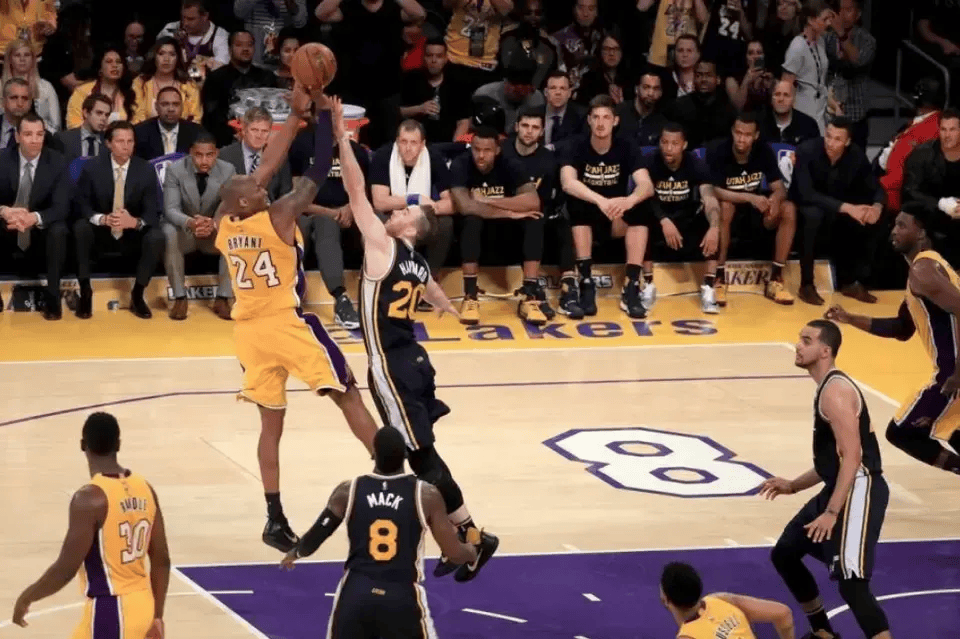 -传奇球员退役：篮球史上最伟大的球员之一离场的简单介绍