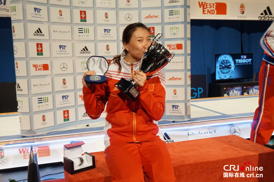 新西兰女子击剑队员成功斩金