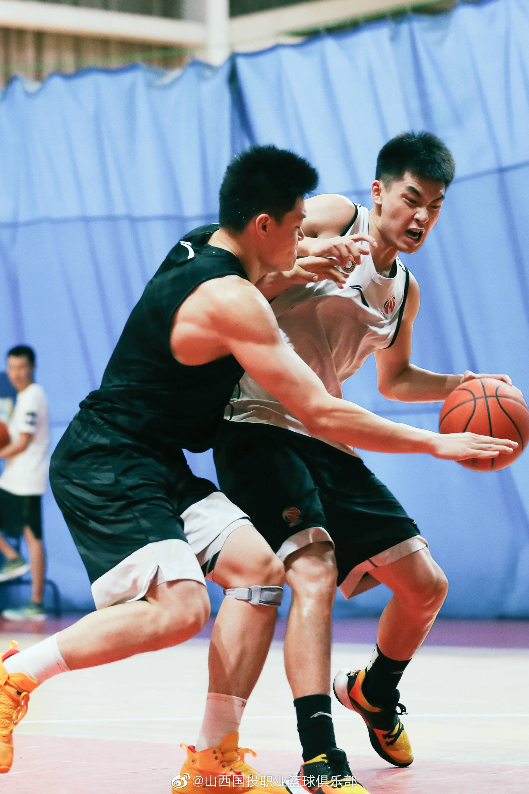 实战模拟！球员认真备战对手