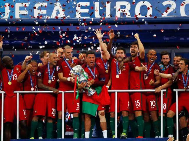 C罗助葡萄牙队3-0大胜匈牙利！欧洲杯首战开门红！