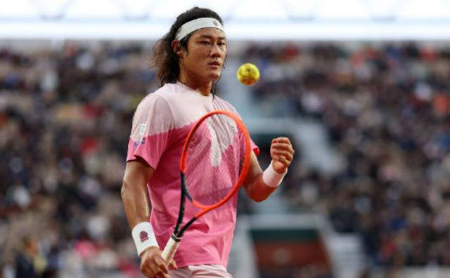 斯图加特队员努力拼搏，希望逆转劣势的简单介绍