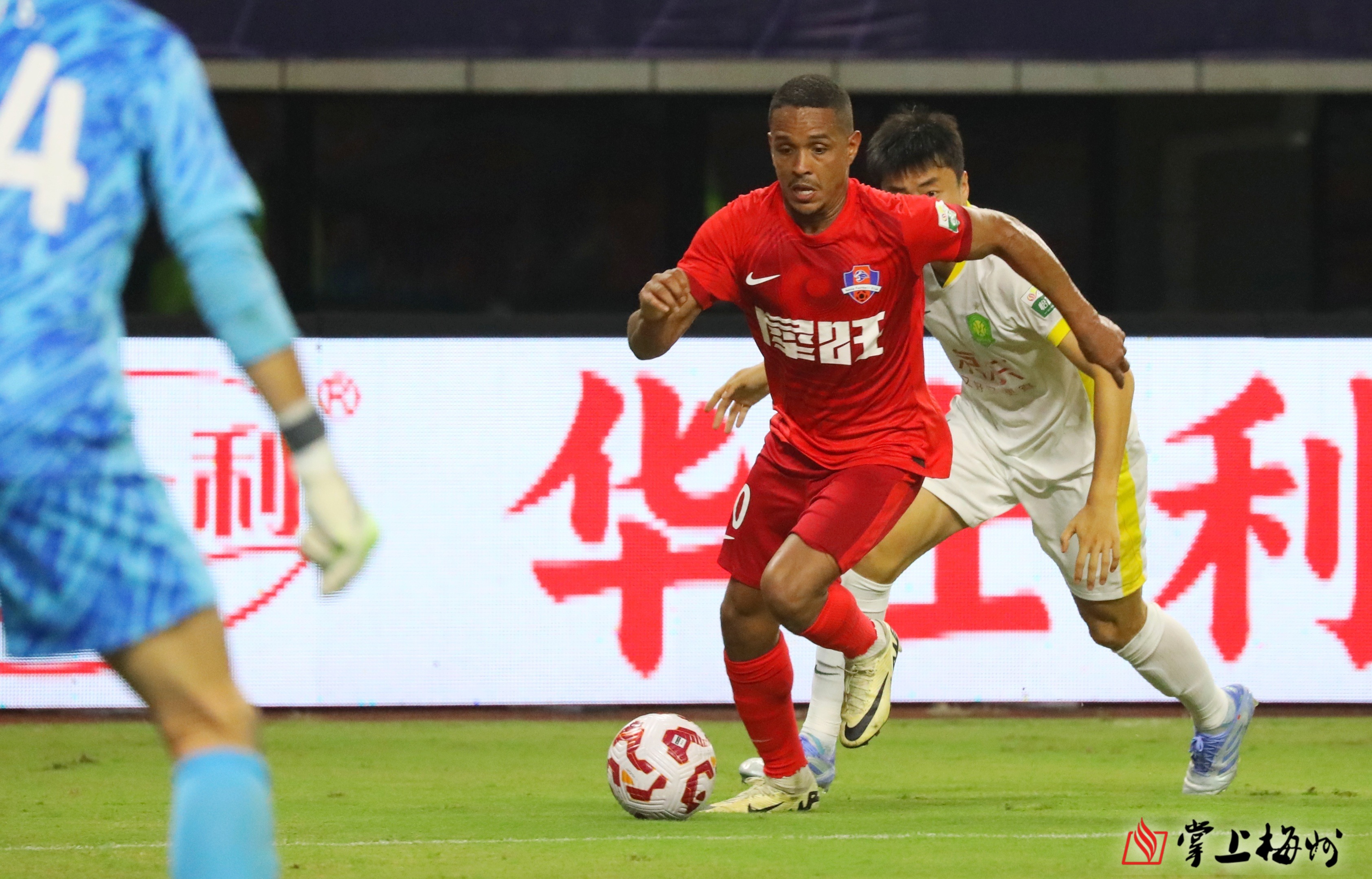 北京国安主场大捷，稳居联赛第二位置