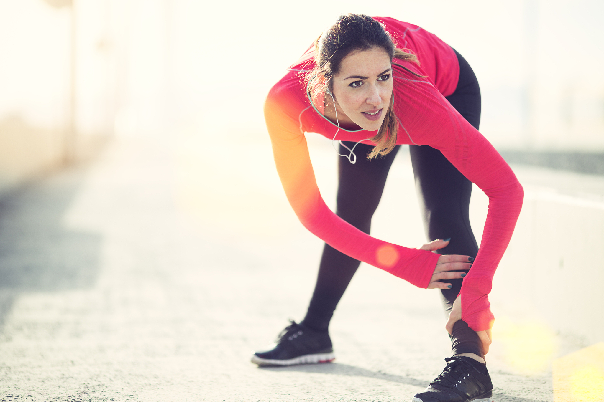 女子足球运动员坚持训练，努力提高自己