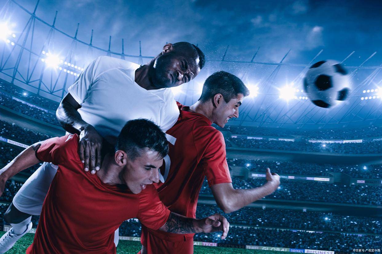 精彩绝伦的足球对决,引来无数观众 精彩绝伦的足球对决,引来无数观众