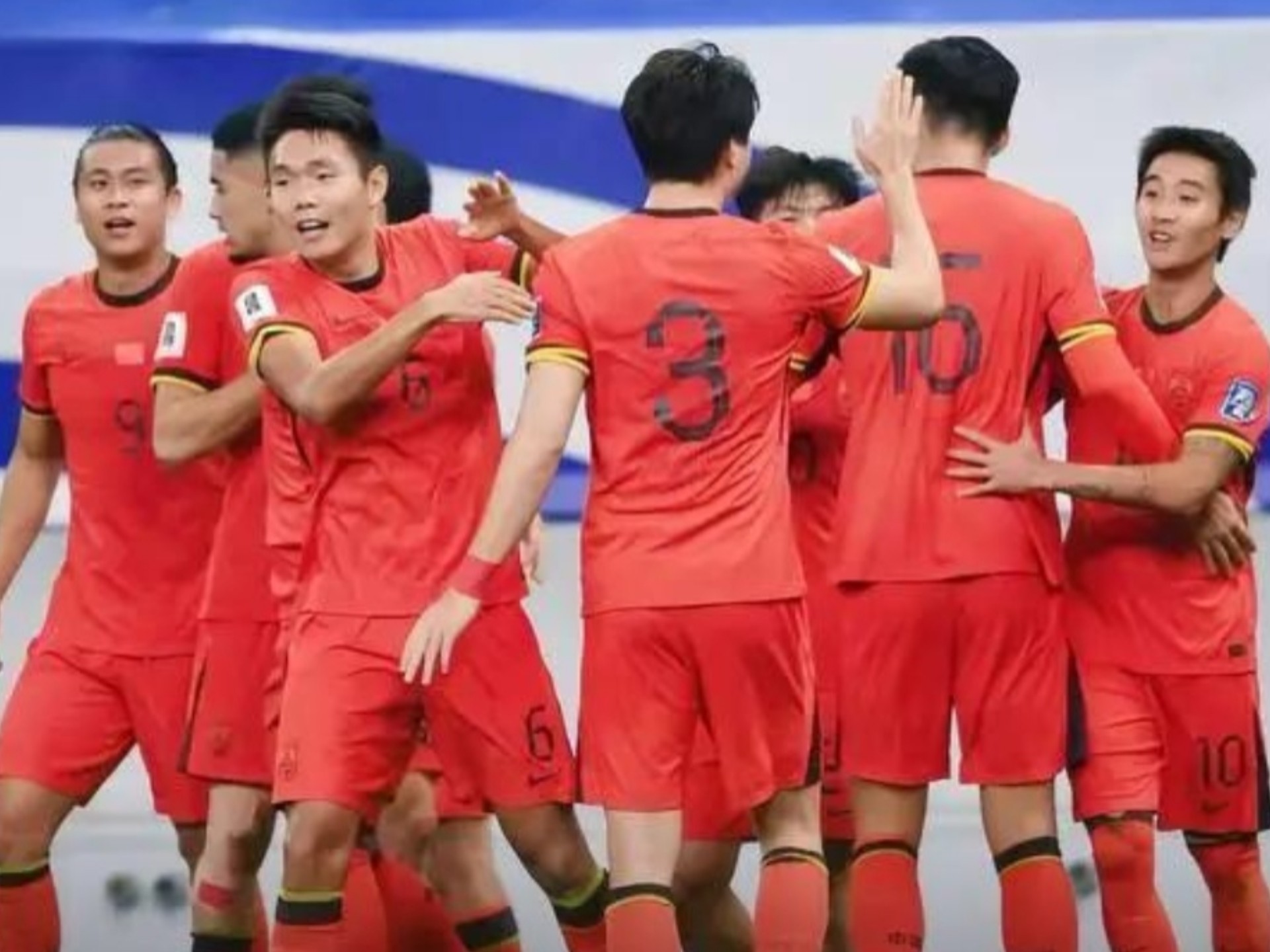 包含中国足球队备战世界杯预选赛，强化战术训练的词条